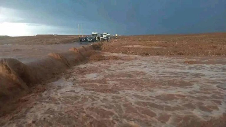 ورزازات..سيولٌ جـارفة تقطع الطريق في وجه حركة السير ( فيديو)