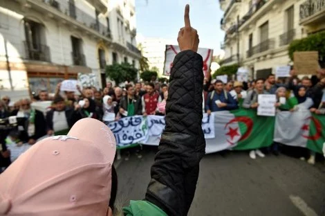السُّلطات الفرنسية تمنعُ الجزائريين من الإحتجاج ضد نظام بلادهم (فيديو)
