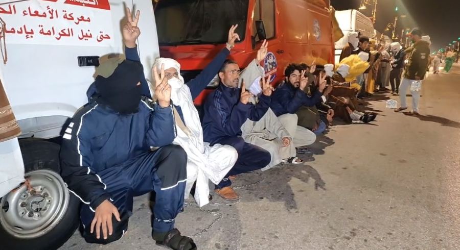بحّــارة الداخلة المُضربون عن الطعام يحتجّـون في مسيرة ليلية (فيديو)