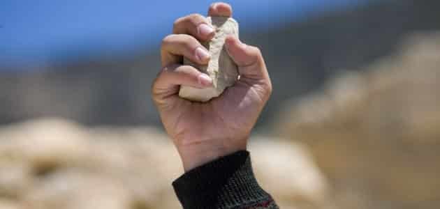 طنجة.. شخصٌ يُــنهي حياة صِـهْره المُسِنّ بحـــجر