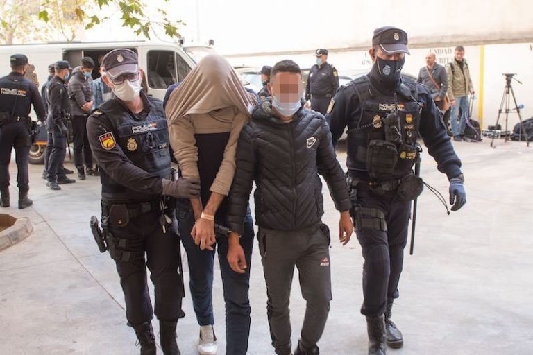 الإفراج عن 22 مُهاجرا مغربيا أرغموا طائرة على الهُبوط الإضطراري للفرار بإسبانيا