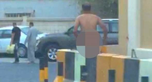 شخصٌ عــار يقتحمُ المســجد على المُصلّين بــأولاد تايــمة