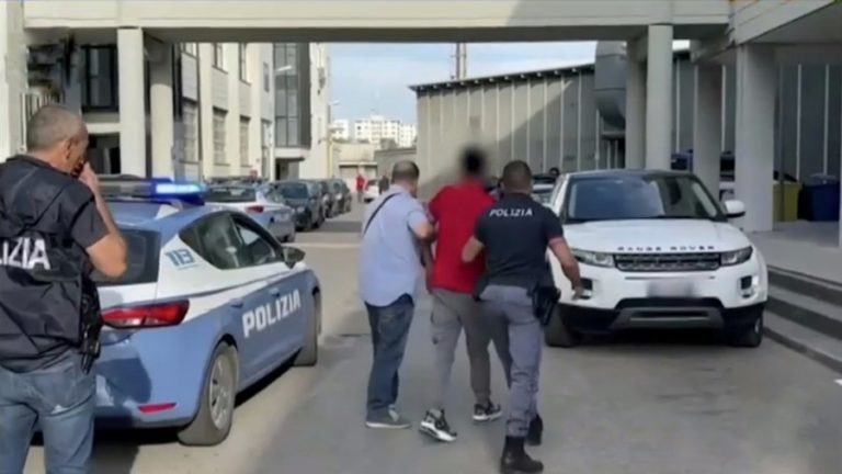 تكسير صلبان وتماثيل “انتقاما” للفلسطينيين يقود مغربيا للطرد من إيطاليا (صور)