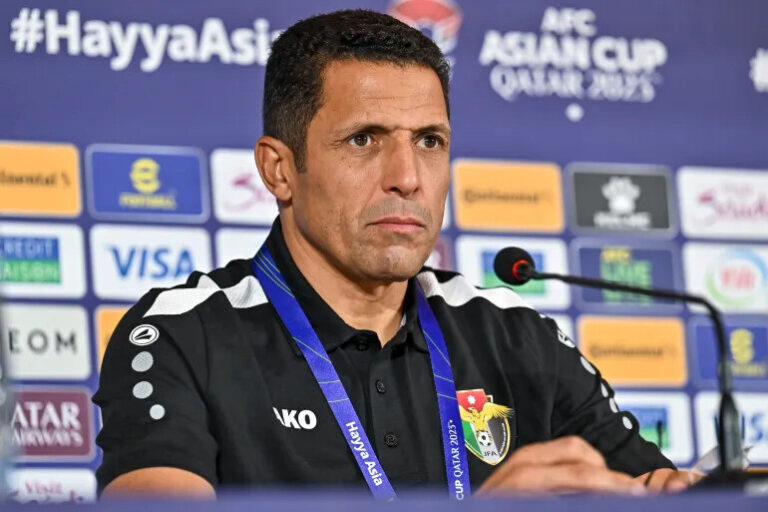 عاجل ورسمي .. عموتة يغادر المنتخب الأردني والسلامي يخلفه