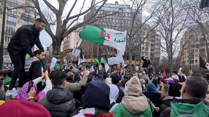 فرنسا تمنع احتجاجات جزائريين داعمة لتبون