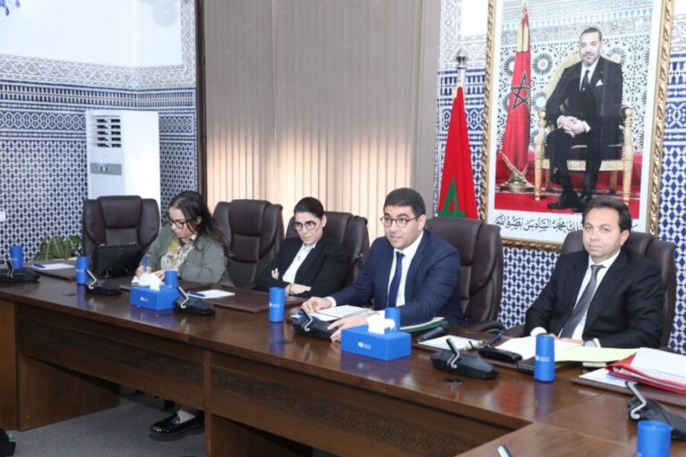 “البام” يجمد عضوية بلفقيه وبن الطالب ويدعو للترفع عن صراع المناصب