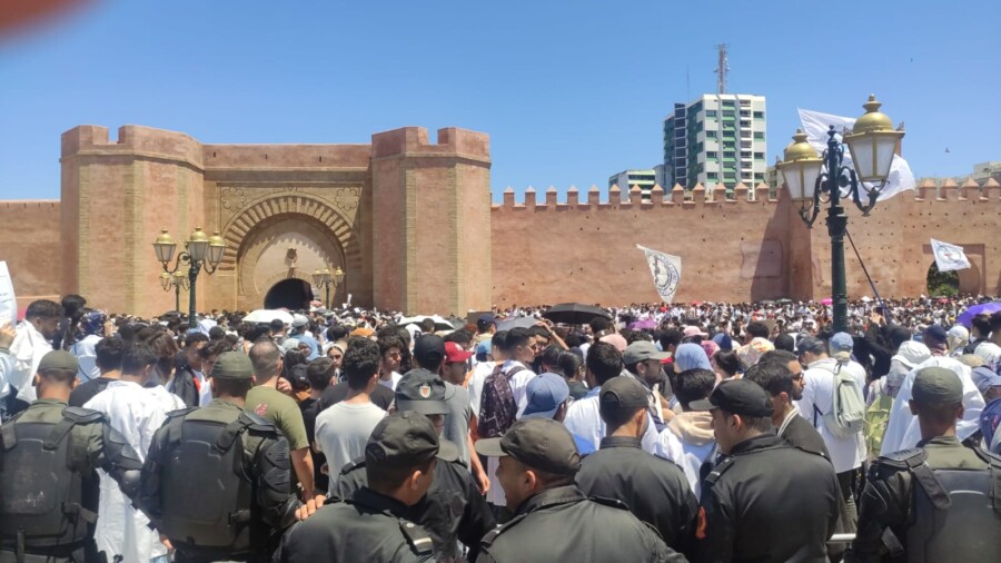 القوات العمومية تمنع مسيرة احتجاجية لطلبة الطب المضربين (فيديو)