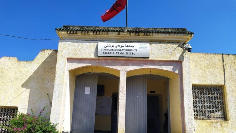 التهديد بالإقتطاع من أجور مضربين يخرج موظفي جماعة للإحتجاج