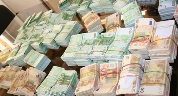 الجمارك تحجز عملات أجنبية بقيمة 105 ملايين درهم