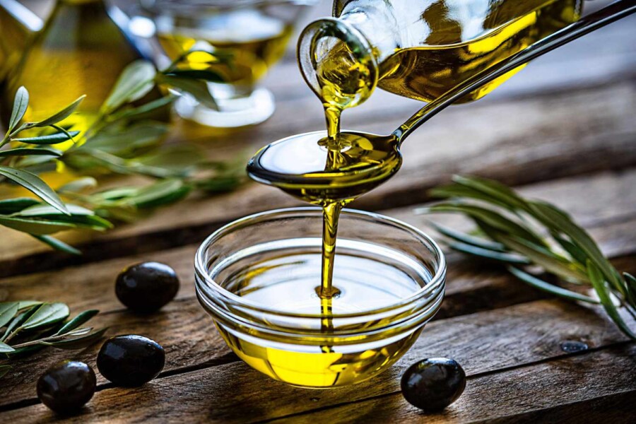 فوائد صحية جمة لتناول زيت الزيتون على معدة فارغة
