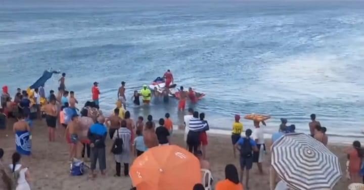 فرق الإنقاذ تنتشل مواطنين علقوا داخل البحر بسبب الرياح القوية بالفنيدق