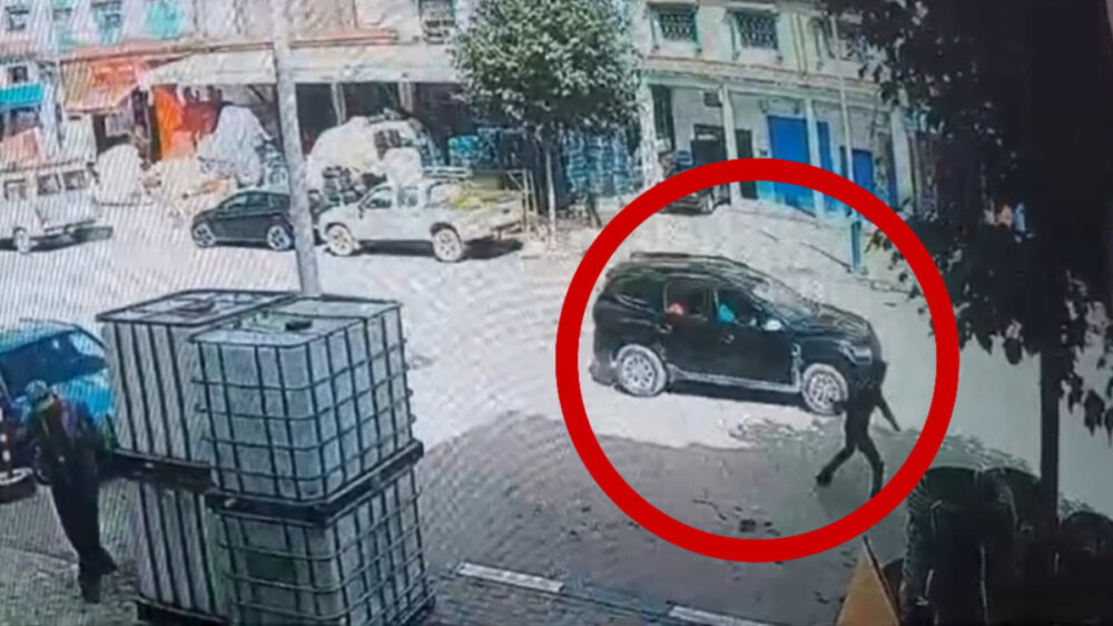مختل عقلي يرمي سيارة قائد بحجر ويصيب عون بجماعة باب برد (فيديو)