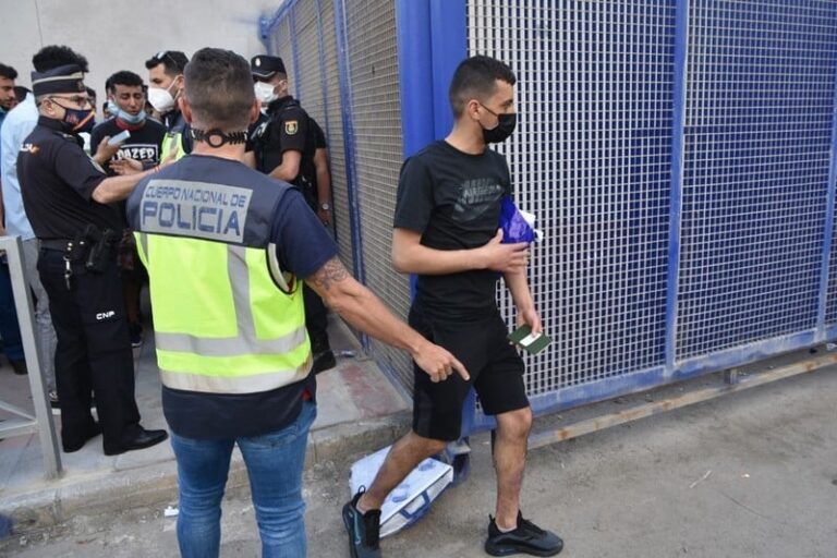 السلطات الإسبانية ترحل المتسللين إلى سبتة المحتلة (صور)