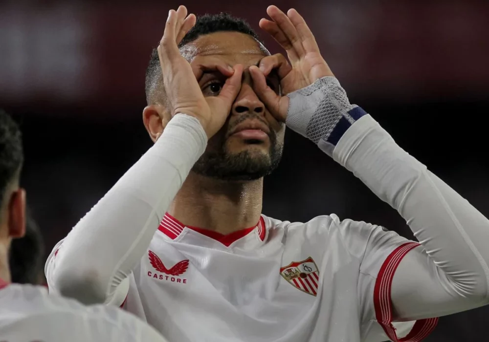 النصيري يغادر إشبيلية إلى تركيا