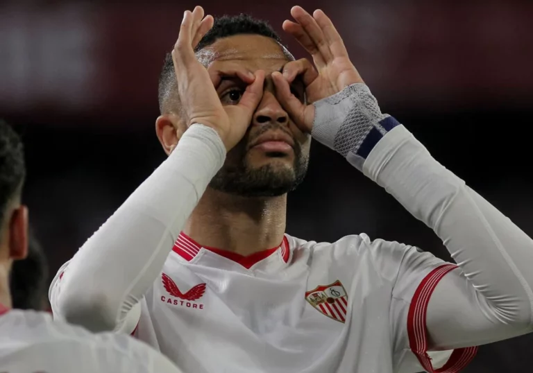 النصيري يغادر إشبيلية إلى تركيا