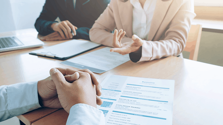 أهمية مهارات التواصل في البحث عن عمل: نصائح للتحضير للمقابلات والتعامل مع الأسئلة