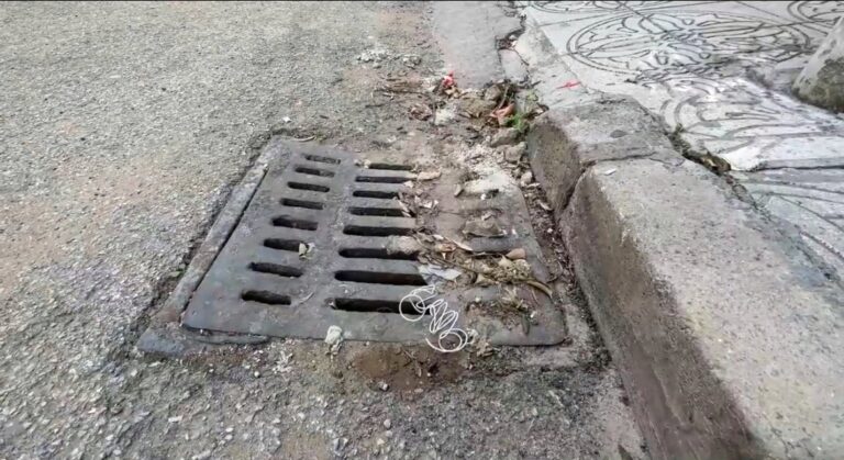 الأزبال تغلق بالوعات تصريف المياه بطنجة وخطر فيضانات يلوح في الأفق (فيديو+صور)