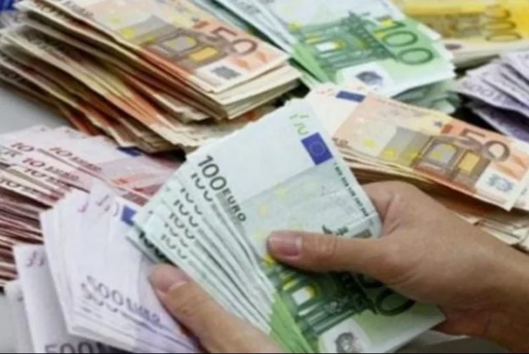 إيرادات السفر ترتفع وتحويلات مغاربة الخارج تتراجع بداية 2025