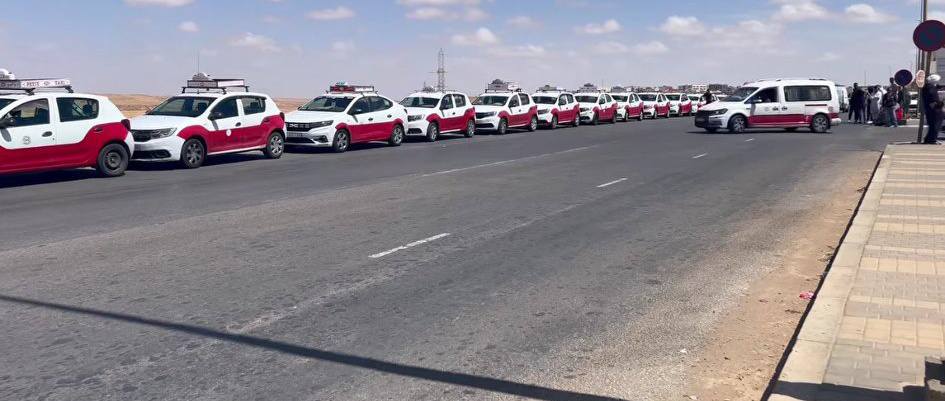العيون.. أصحاب “الطاكسيات” يضربون عن العمل ويربكون تنقلات المواطنين أيام العيد (صور+فيديو)