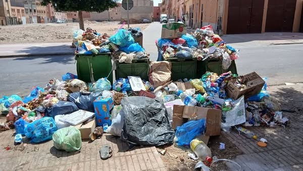 إضراب العمال يغرق أحياء كلميم في الأزبال (صور)