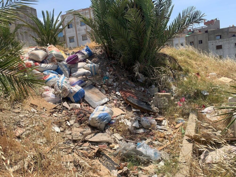الإهمال يحول مقبرة بطنجة إلى مكب نفايات (صور)