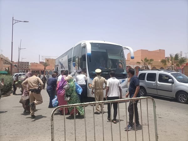 سلطات كلميم تتدخل لإنهاء معاناة مواطنين عالقين بالمحطة الطرقية قبيل العيد (صور)