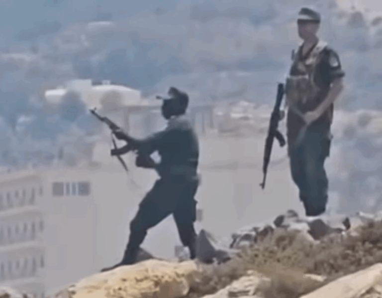 جنود جزائريون يشهرون أسلحتهم على الحدود المغربية وكادوا يسببون مأساة يوم العيد (فيديو)