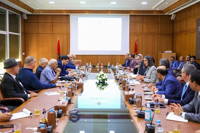 أخنوش يُحرّك ملف التقاعد بدعوة النقابات إلى طاولة الحوار