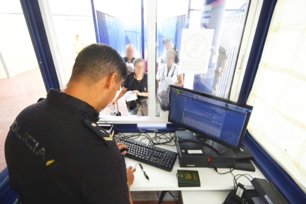توقيف سيدة بمعبر باب سبتة مطلوبة للسلطات البلجيكية بتهمة الاختطاف