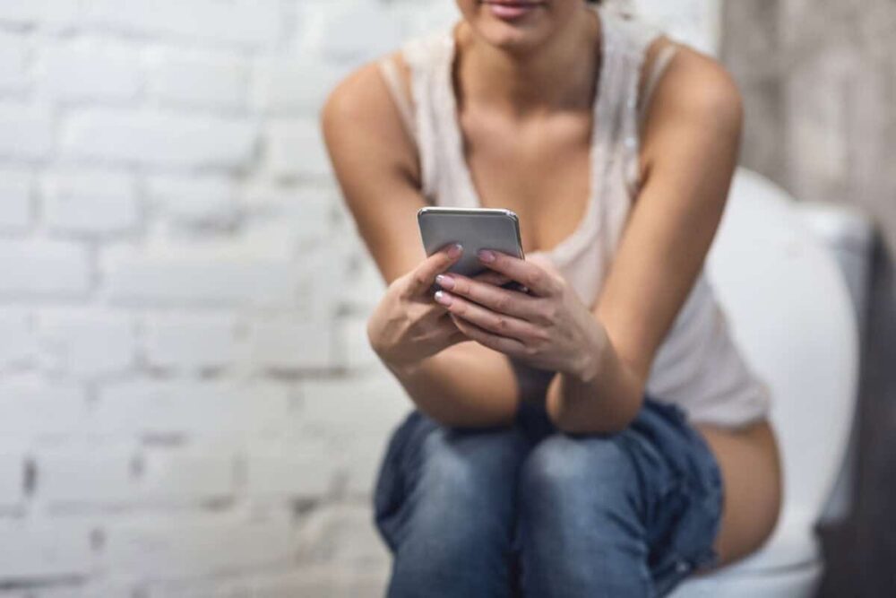 منظمة الصحة العالمية تحذر.. الإصابة بالوحدة بسبب الهاتف تؤدي لأمراض قاتلة