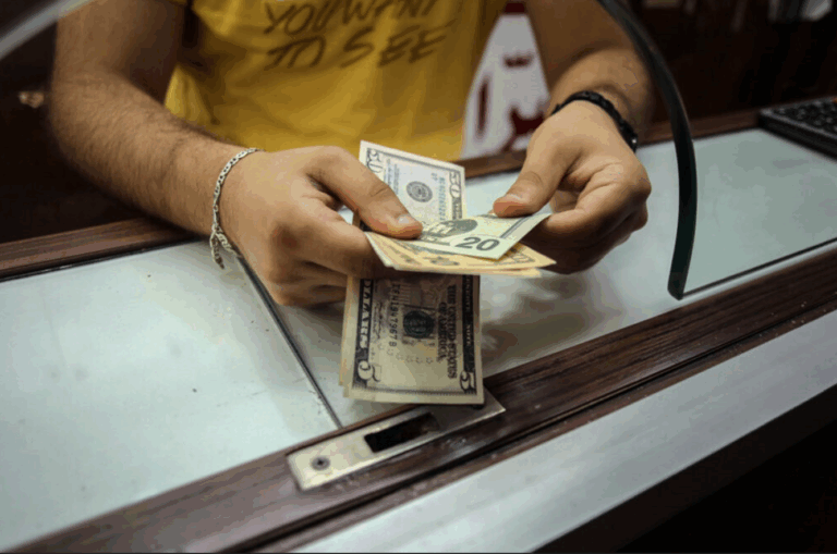 تحويلات مغاربة الخارج تواصل التراجع وسط قيود أوروبية متزايدة