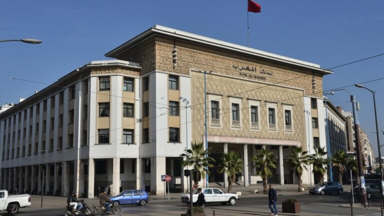 ثلاث مجموعات كبرى تهيمن على القطاع البنكي المغربي (تقرير)