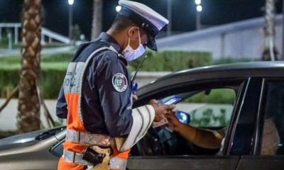 التصوير ومحاولة إرشاء شرطي تجر سائق سيارة للاعتقال