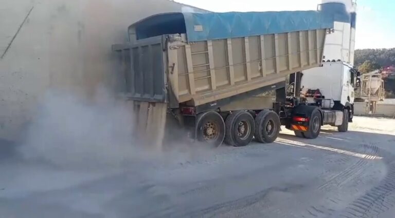 شحنة 26 طناً من الرمال تعلن عودة النشاط التجاري بمعبر باب سبتة بعد توقف مؤقت
