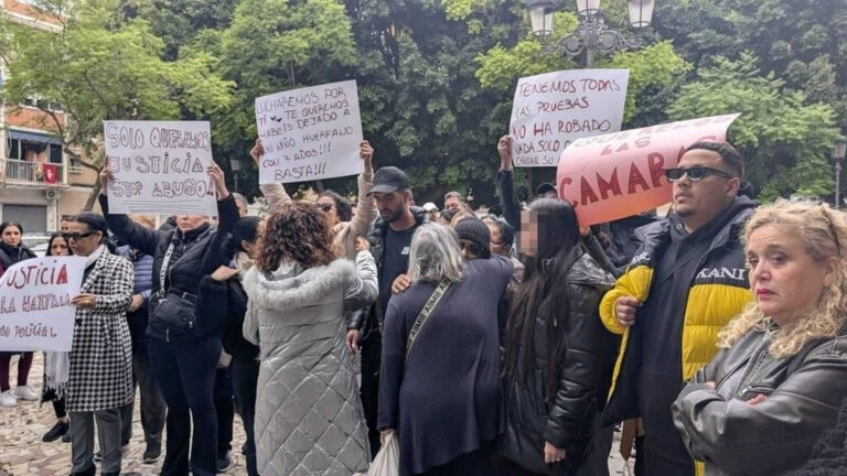 وفاة شاب مغربي بعد صعقه من طرف شرطيين يخرج عائلته وجيرانه للاحتجاج بملقة