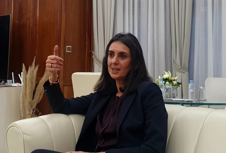 فشل تطمينات الوزيرة فتاح في احتواء احتقان القباضات.. والنقابات تلوح بالتصعيد