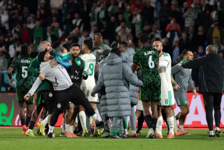 “الكاف” يفتح تحقيقا في أحداث مباراة الجزائر ونيجيريا 
