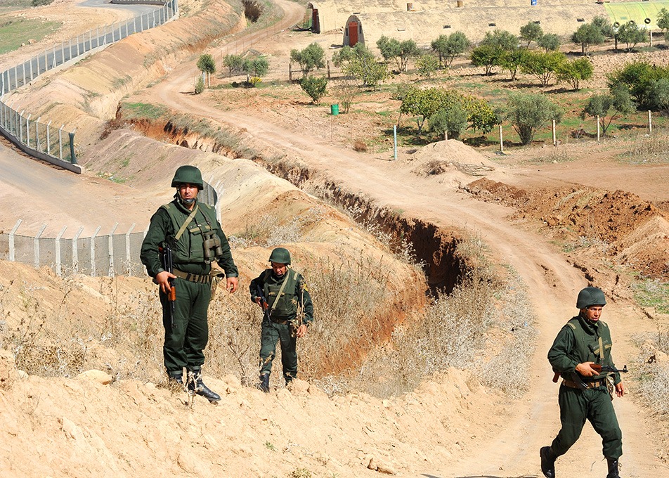صور أقمار اصطناعية تفضح استفزازات الجيش الجزائري لمغاربة قرب الحدود