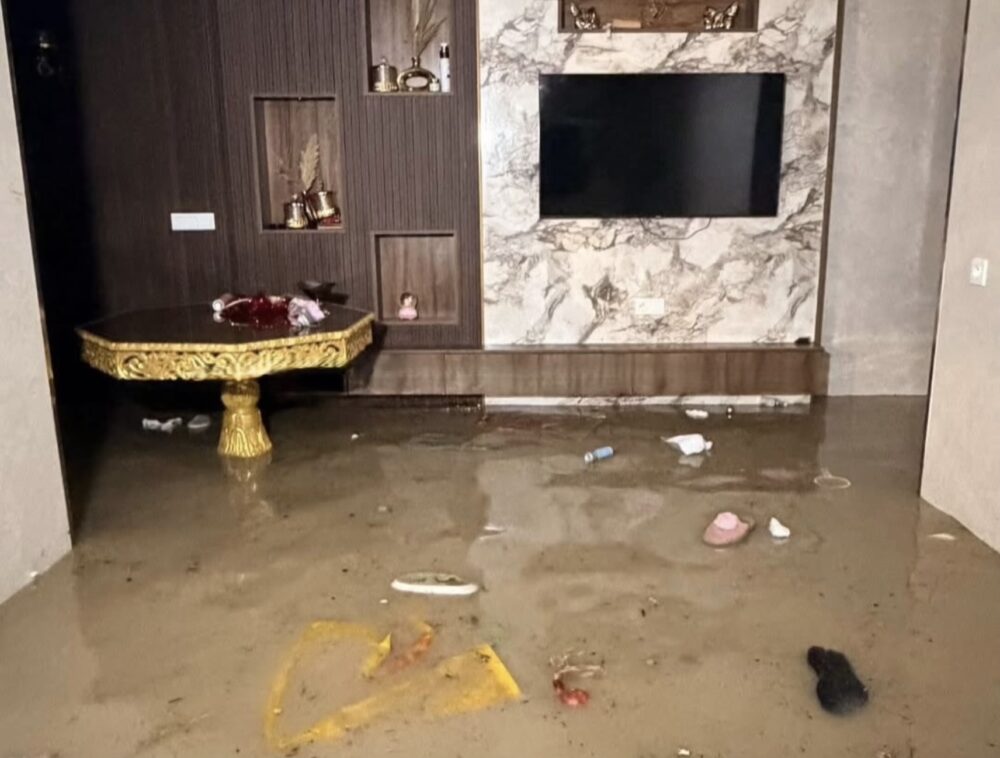 الفيضانات تقتحم مجمعات سكنية وتعزل قاطنيها بطنجة (فيديو+صور)