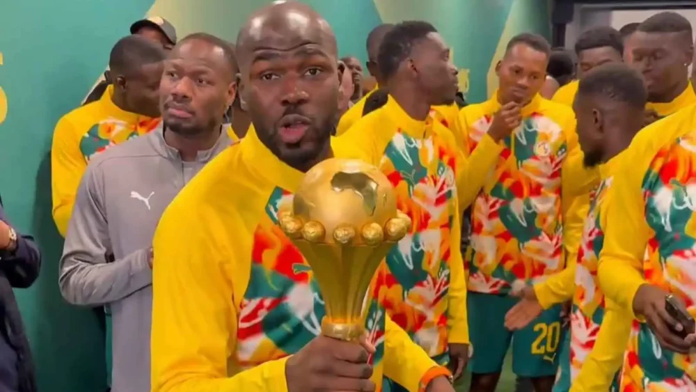 لاعبو السنغال يحتفلون بكأس إفريقيا رغم قرار سحبه