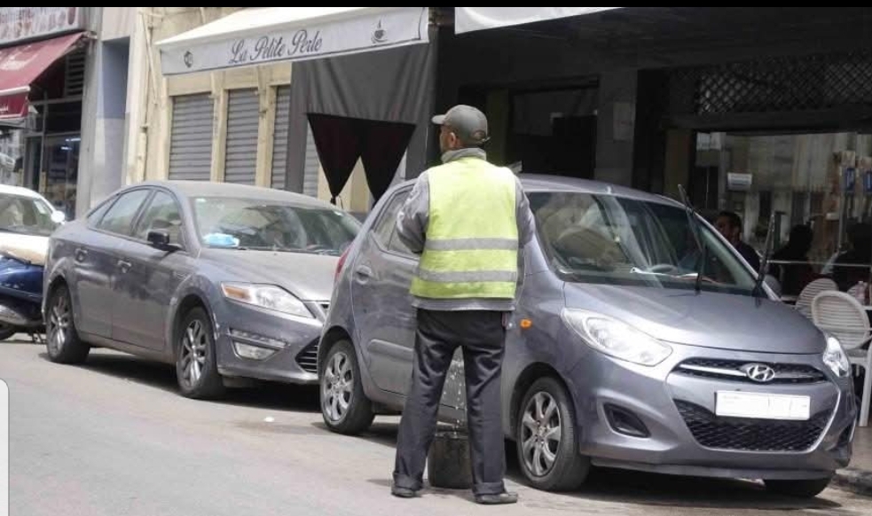 أمن مراكش “قرقب” على “بارد الكتاف” ابتز صاحب سيارة للركن في الشارع العمومي (فيديو)