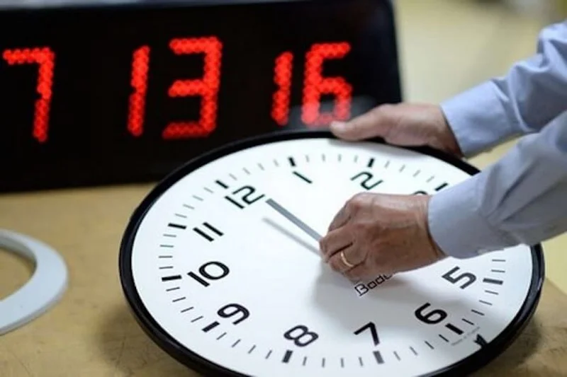 عريضة ضد الساعة الإضافية على طاولة رئيس الحكومة.. هل تنجح المسطرة؟