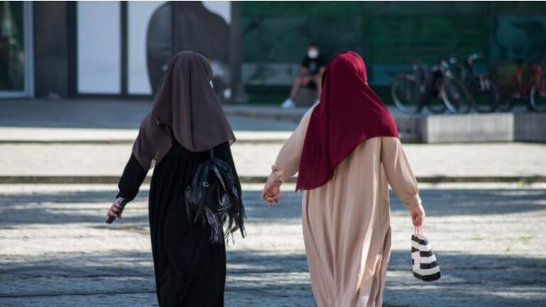 بقرار قضائي .. لا حجاب في المجالس المحلية الفرنسية