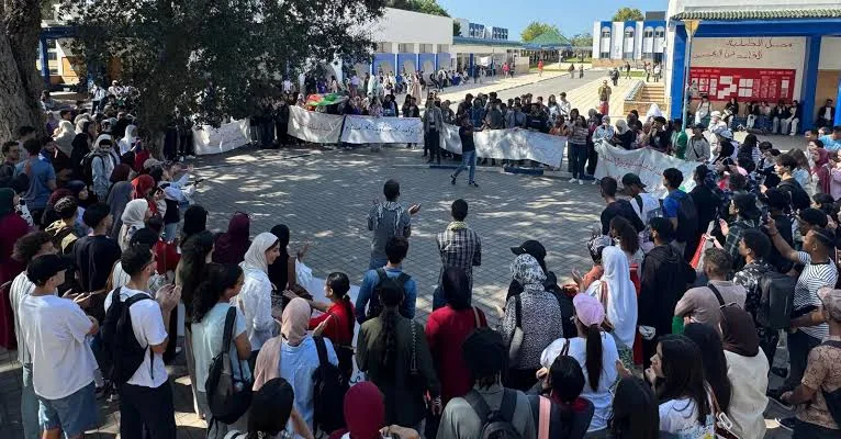 جامعة ابن طفيل: تنظيمات شبابية وحقوقية تندد بطرد 18 طالبا وتعتبر القرار “تعسفيا”