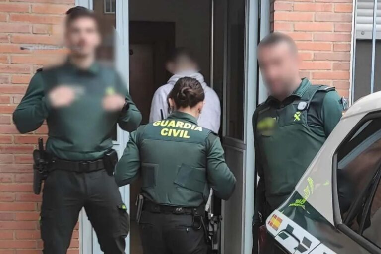 توقيف مهاجر مغربي في إسبانيا بعد احتجاز زوجته ومنعها من تعلم الإسبانية