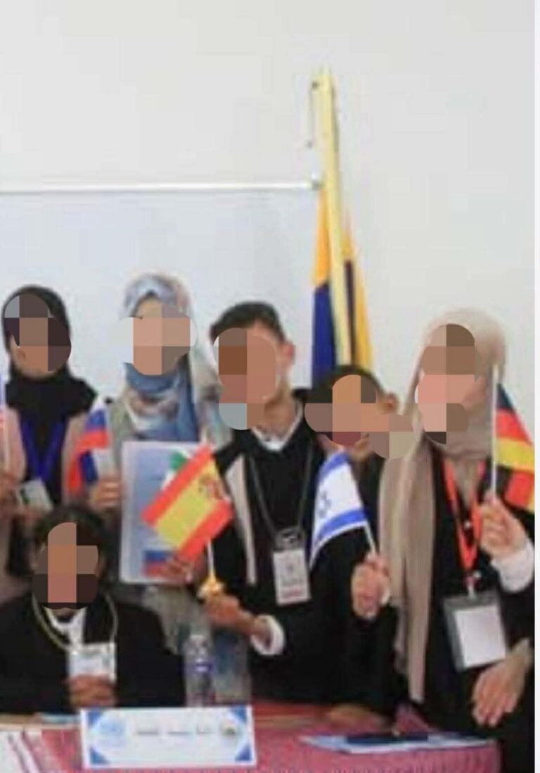 بالصور.. علم إسرائيل يظهر في حفل لتلاميذ مدرسة بشفشاون بعد واقعة “صلاة مراكش”