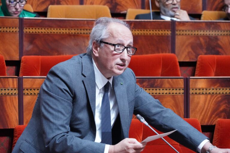 مسؤول رفيع بوزارة التربية الوطنية متهم بـ”استغلال أعوان في السخرة والعناية بالكلاب” (نقابة)