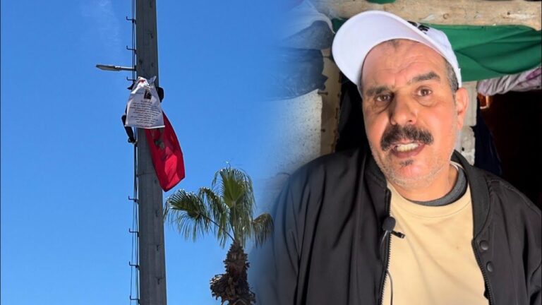 محتج فوق عمود يكشف مطالبه