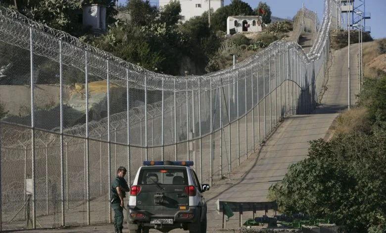 سبعة مهاجرين يدخلون سبتة المحتلة بعد تسلق السياج الحديدي في “عملية نوعية”