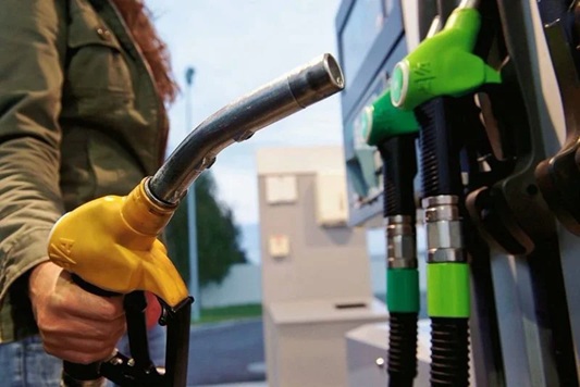 النفط ينخفض بـ 10% بعد فتح هرمز.. هل تعود أسعار المحروقات إلى طبيعتها بالمغرب؟